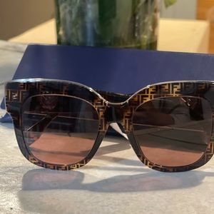 New women’s. Fendi sunglasses.comes with case .